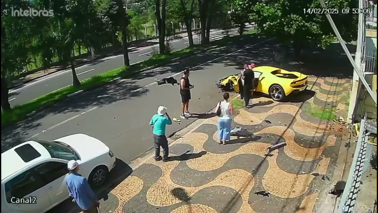 Ferrari avaliada em R$ 5 milhões fica destruída após batida