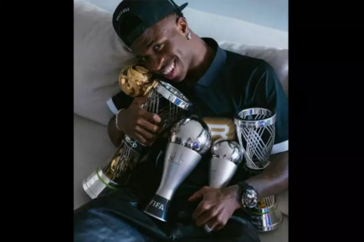 Vini Jr celebra Natal exibindo troféus individuais de 2024
