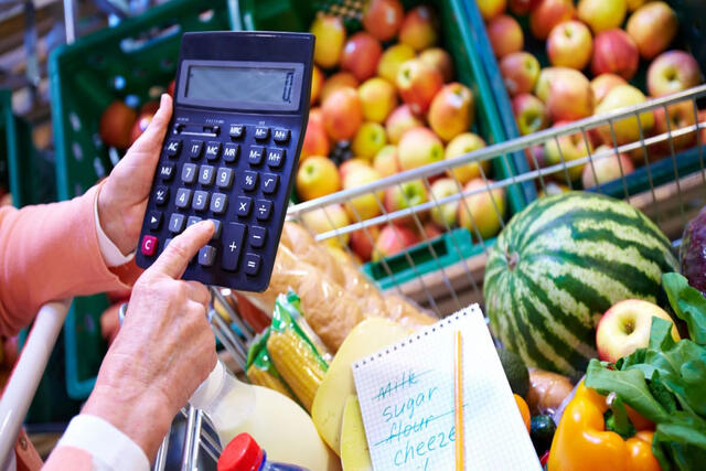 Aumento dos preços dos alimentos impacta o orçamento das famílias, influenciado por inflação, clima e custos de produção.