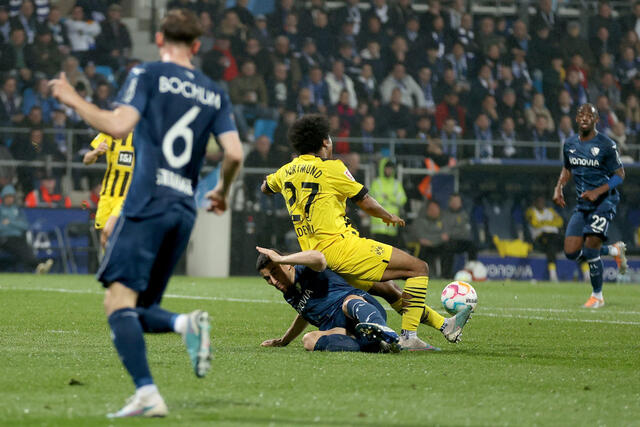 jogadores do Bochum e Borussia Dortmund disputam bola