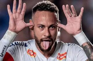 Neymar comemorando gol "dando língua" e vaiando