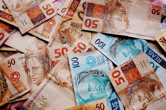 imagem com algumas notas de 50 e 100 reais, se referenciando a premio da mega-sena