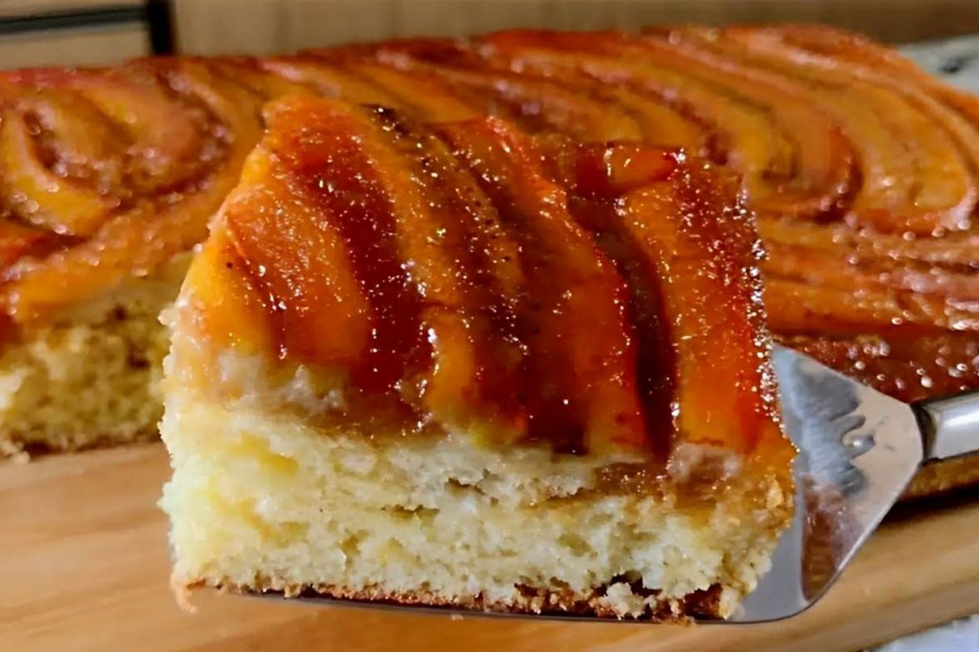 Bolo de banana caramelizado de liquidificador