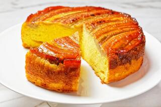 Bolo de banana fofinho e com calda de caramelo