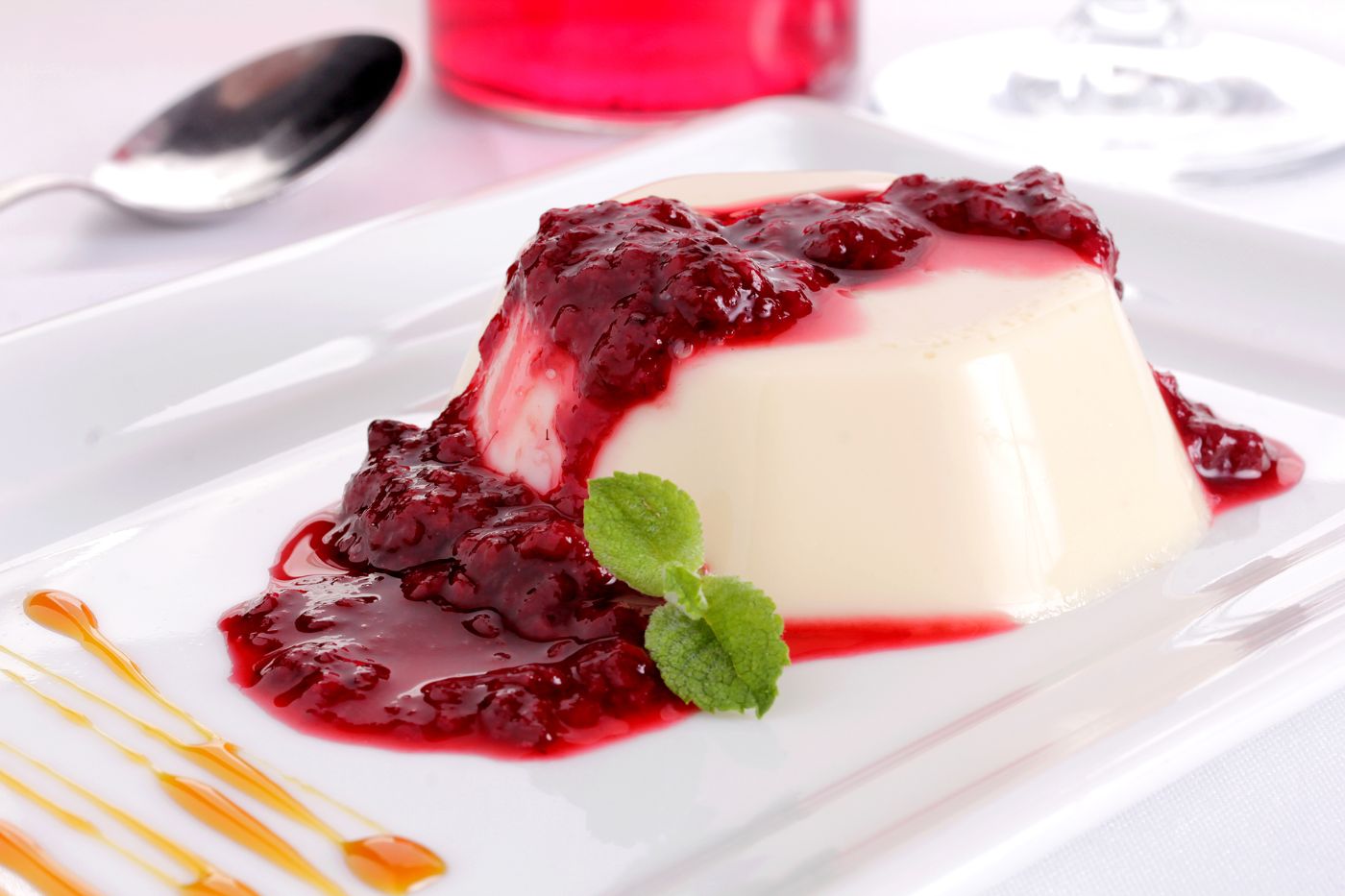 Pudim de Chocolate Branco com Morango Uma Sobremesa Sofisticada e Inesquecível - Foto Yandex