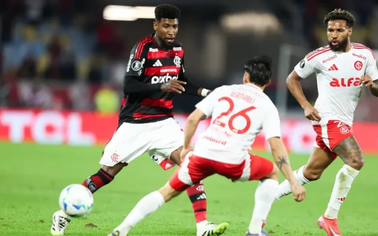Emerson Royal durante Flamengo x Internacional (Foto: Gilvan de Souza/Flamengo)