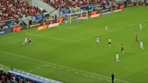 Filipe Luís surpreende torcedores no Flamengo x Sport pelo Brasileirão, gesto emociona a Nação e vira assunto nas redes, veja detalhes e contexto