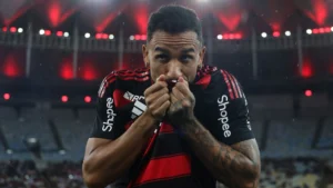 Danilo, do Flamengo, anuncia aposentadoria para 2026 e mira carreira de jornalista esportivo: ‘Comecei curso EAD’