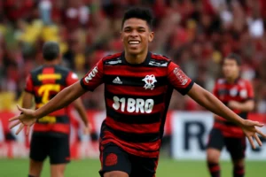 Douglas Telles, 18 anos, brilha na estreia com gol e leva Flamengo à goleada de 5 a 1 sobre o Sport pelo Brasileirão