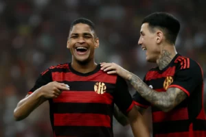 Juninho volta a marcar após 3 de abril, Pulgar provoca com ‘Uma massagem, irmão?’: interação explodiu nas redes e agita o Flamengo antes do Fla-Flu