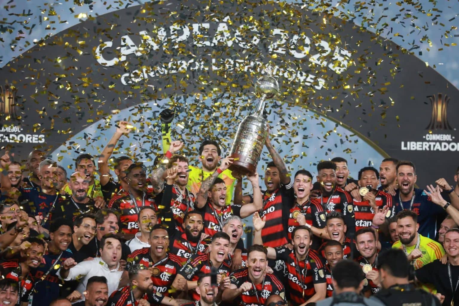 Elenco do Flamengo comemorando conquista da Libertadores 2025 - Fonte Metrópolis