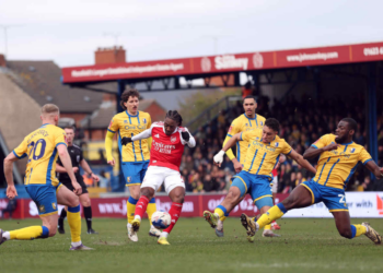 Arsenal Sofre, Mas Vence Time da 3ª Divisão e Avança na FA Cup, Sonhando com Títulos - Foto: Julian Finney/Getty Images)
