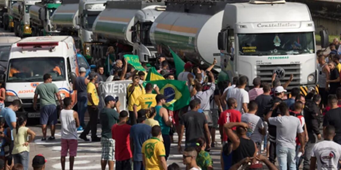 Caminhoneiros ameaçam entrar em greve e preocupam economia brasileira - Foto: Leo Correa/AP