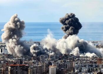 Israel diz ter destruído centro de inteligência do Irã em Teerã, intensificando guerra no Oriente Médio com o filho de Khamenei no poder - Foto: IBRAHIM AMRO / AFP