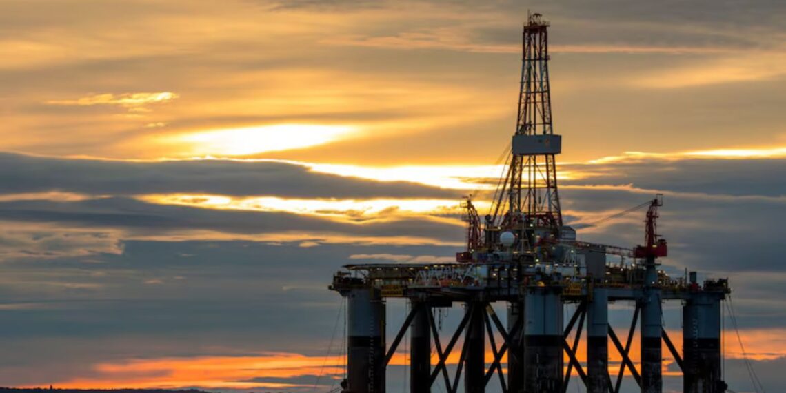 Petróleo Brent dispara acima de US$ 115 após ataque do Irã a instalações energéticas no Oriente Médio e acende alerta de alta na gasolina - Imagem: (Bloomberg/Bloomberg Creative Photos)