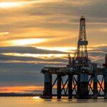 Petróleo Brent dispara acima de US$ 115 após ataque do Irã a instalações energéticas no Oriente Médio e acende alerta de alta na gasolina mundial