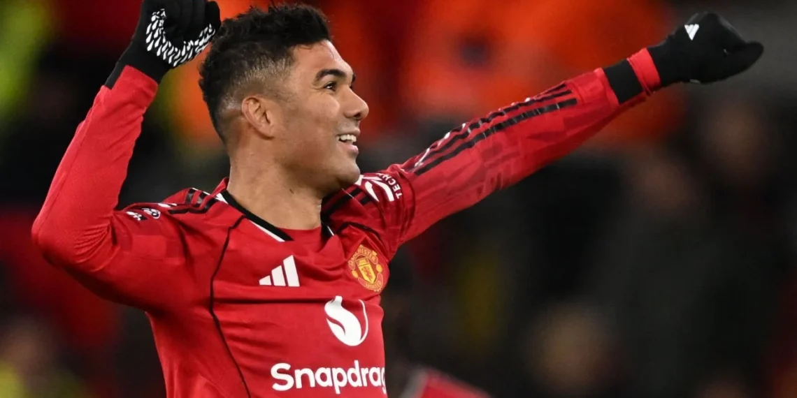 Casemiro: Jogadores do Manchester United Queriam Sua Permanência, Revela Leny Yoro - Foto: PETER POWELL/AFP